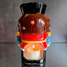 Lade das Bild in den Galerie-Viewer, Nussknacker Teelicht Duftlampe
