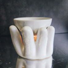 Lade das Bild in den Galerie-Viewer, Minimalistische Hand Teelicht Duftlampe
